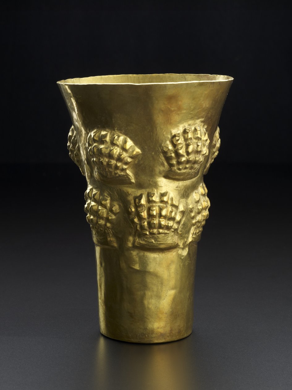 Bägare föreställande spondylus, det klarröda skalet av en blötdjur, 800-1350 AD (hamrat guld) av Culture Sicán