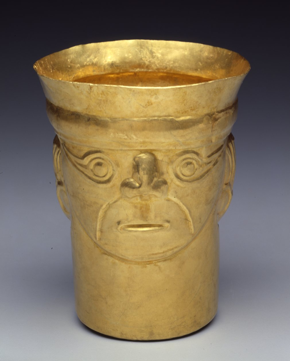 Dubbelsidig kopp, 900-1100 (guld) av Culture Sicán
