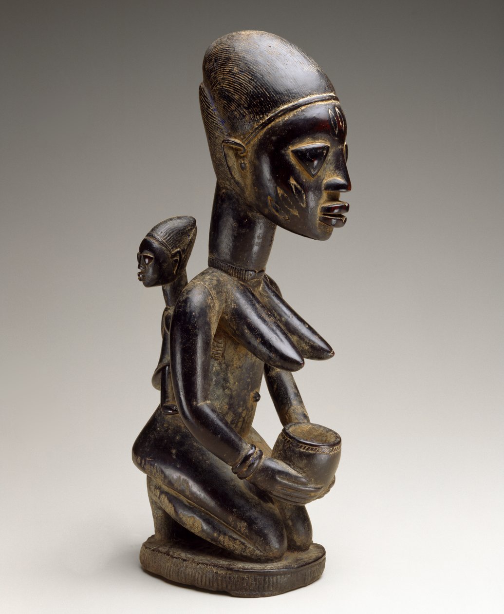 Mor och barnfigur, Nigeria, sent 1800-tal (trä och spår av indigo) av Yoruba Culture