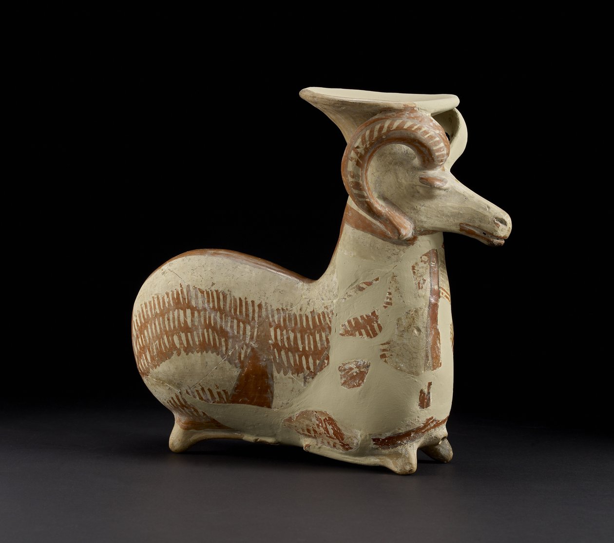 Couchant Ram Vase (målad terrakotta) av Cypriot