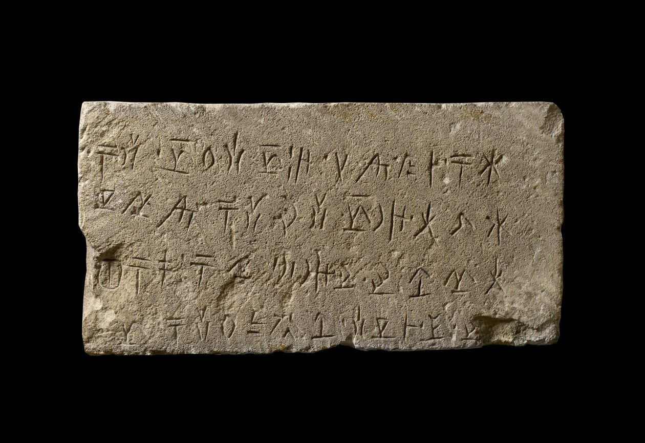 Cyprosyllabisk eteocypriotisk inskrift (4 rader) på stenplatta, ca 480-310 f.Kr. av Cypriot