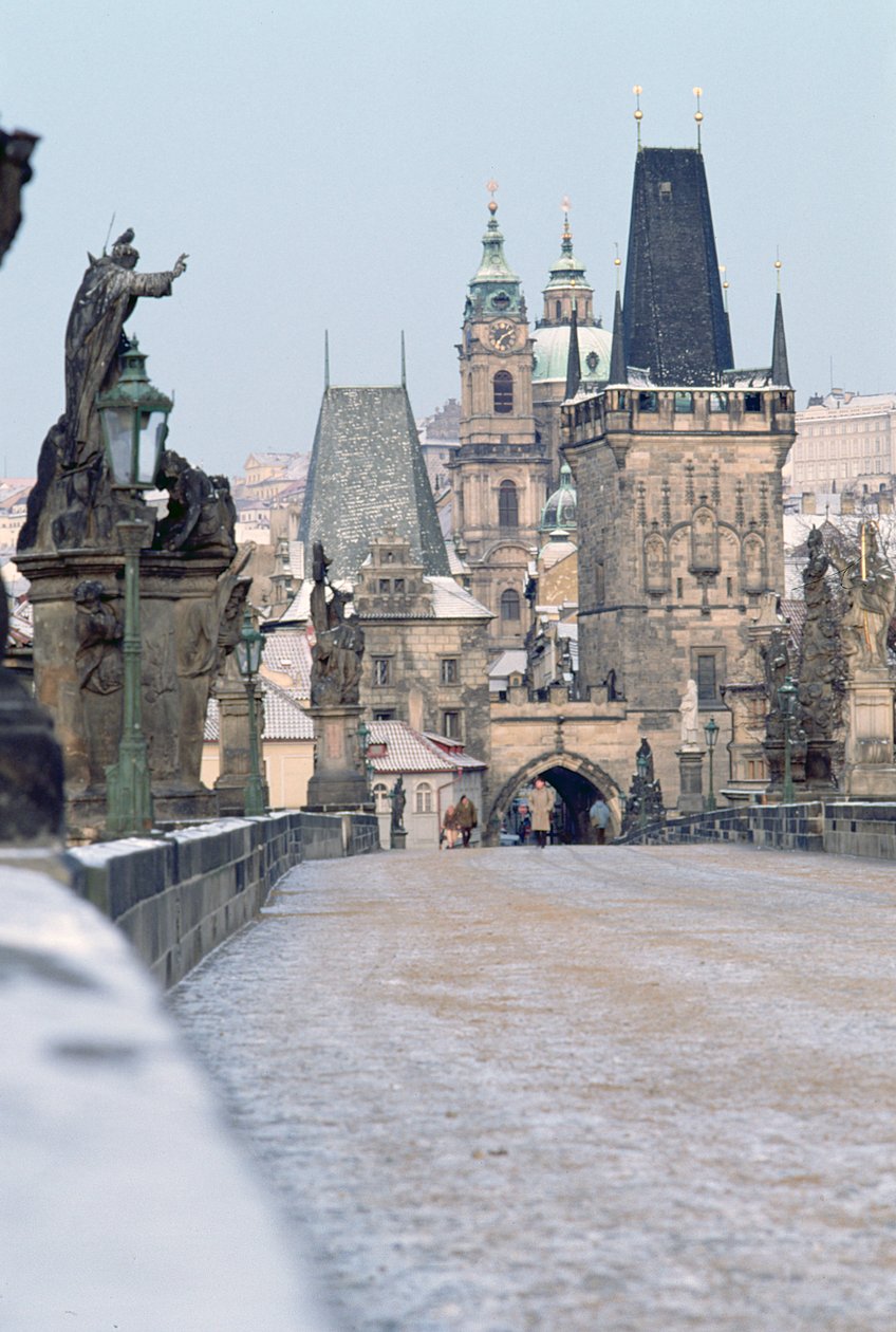Utsikt över Karlsbron, byggd 1367 av Czech School