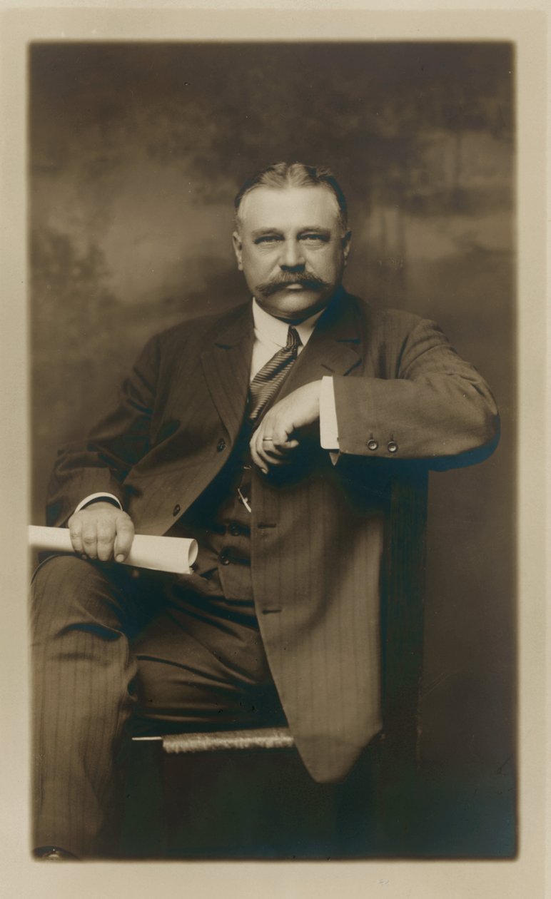George Kessler. Formal seated portrait, subject facing front av D.P. Thompson Studio