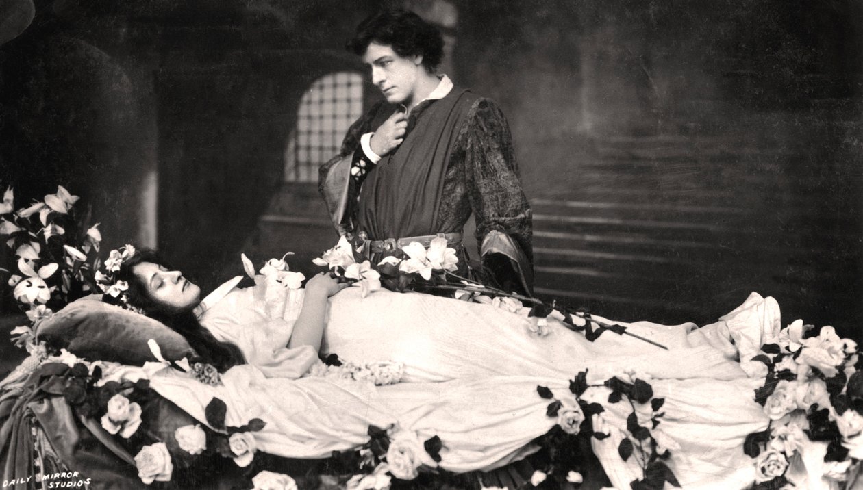 Matheson Lang och Nora Kerin i en scen från Romeo och Julia, 1908. av Daily Mirror Studios