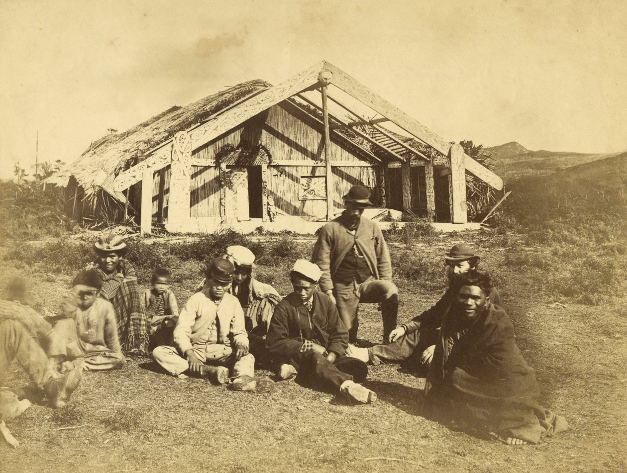 Kuwaitis Runanga House, Waiona, Bay of Islands, ca 1870 (albumintryck) av Daniel Louis Mundy
