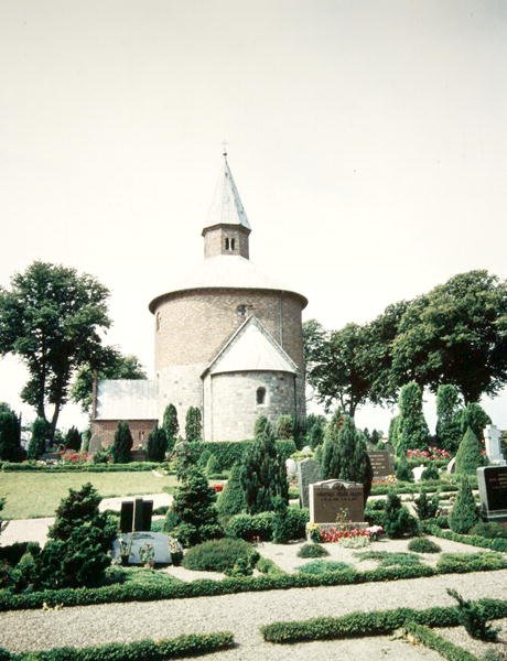 Bjernede kyrka, byggd 1125-75 av Danish School