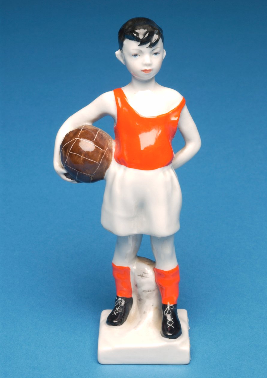 Dansk pojke som håller en fotboll (keramik) av Danish School