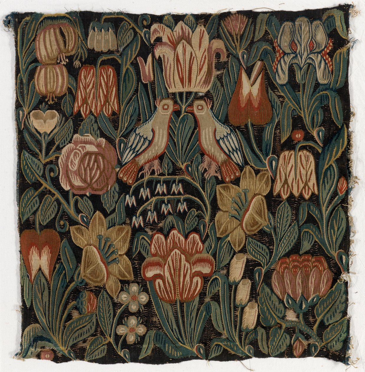 Gobeläng kuddfodral föreställande två fåglar bland blommor, tillverkat i Schleswig-Holstein, Danmark, ca 1690 (ull) av Danish School