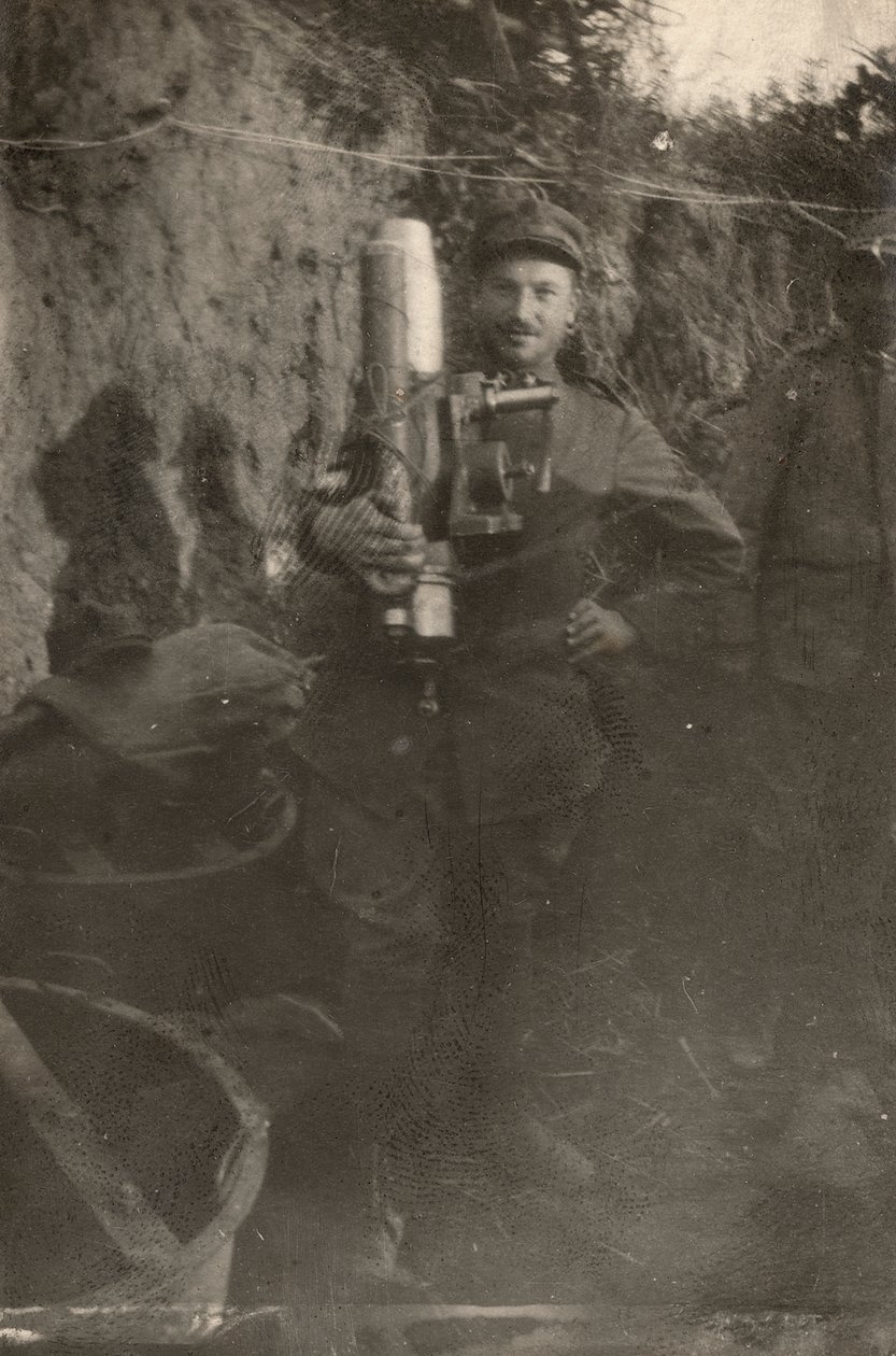 Soldat i en skyttegrav Karstplatån under första världskriget (s/v foto) av Dario Gentilini