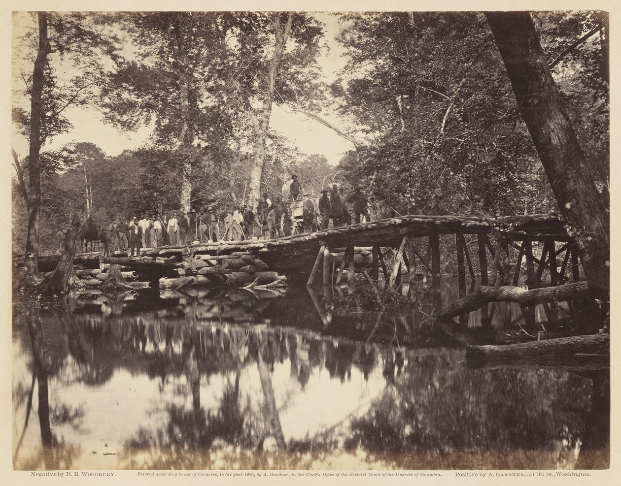 Militärbron över Chickahominy. Negativ av D. B. Woodbury; positiv av A. Gardner, juni 1862 (albumenprint monterat på papper). av David B. Woodbury