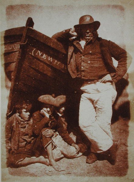 A Newhaven Fisherman and Boys, ca 1843-47 (saltpapperstryck från kalotypnegativ) av David Octavius and Adamson Robert Hill