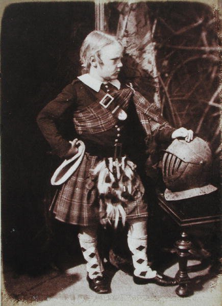 Young Scot Lad in Kilt (saltpapperstryck från kalotypnegativ) av David Octavius and Adamson Robert Hill