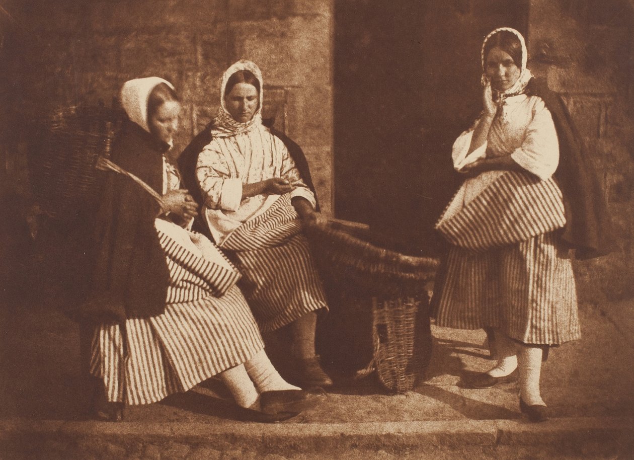 Mrs. Logan och två okända kvinnor, Newhaven, 184347, tryckt ca. 1916. Skapare: David Octavius Hill, Robert Adamson, Hill & Adamson. av Hill and Adamson