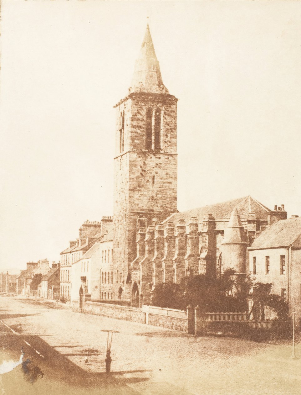 St Andrews. College Church of St. Salvator, 1843-47. Skapare: David Octavius Hill, Robert Adamson, Hill & Adamson. av Hill and Adamson
