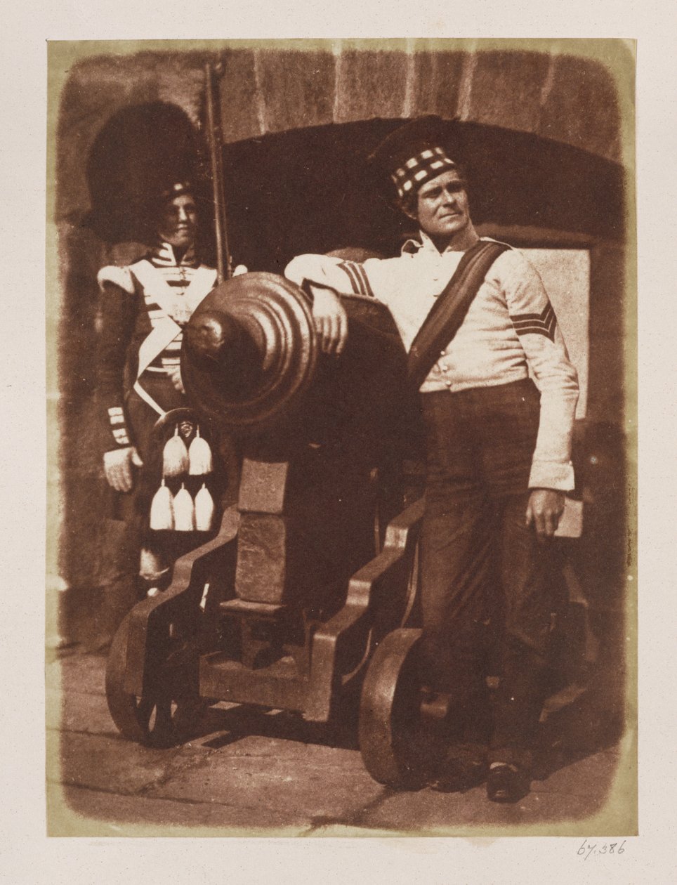 Artilleryman and Highlander, Edinburgh Castle (saltpapperstryck från kalotypnegativ) av David Octavius Hill