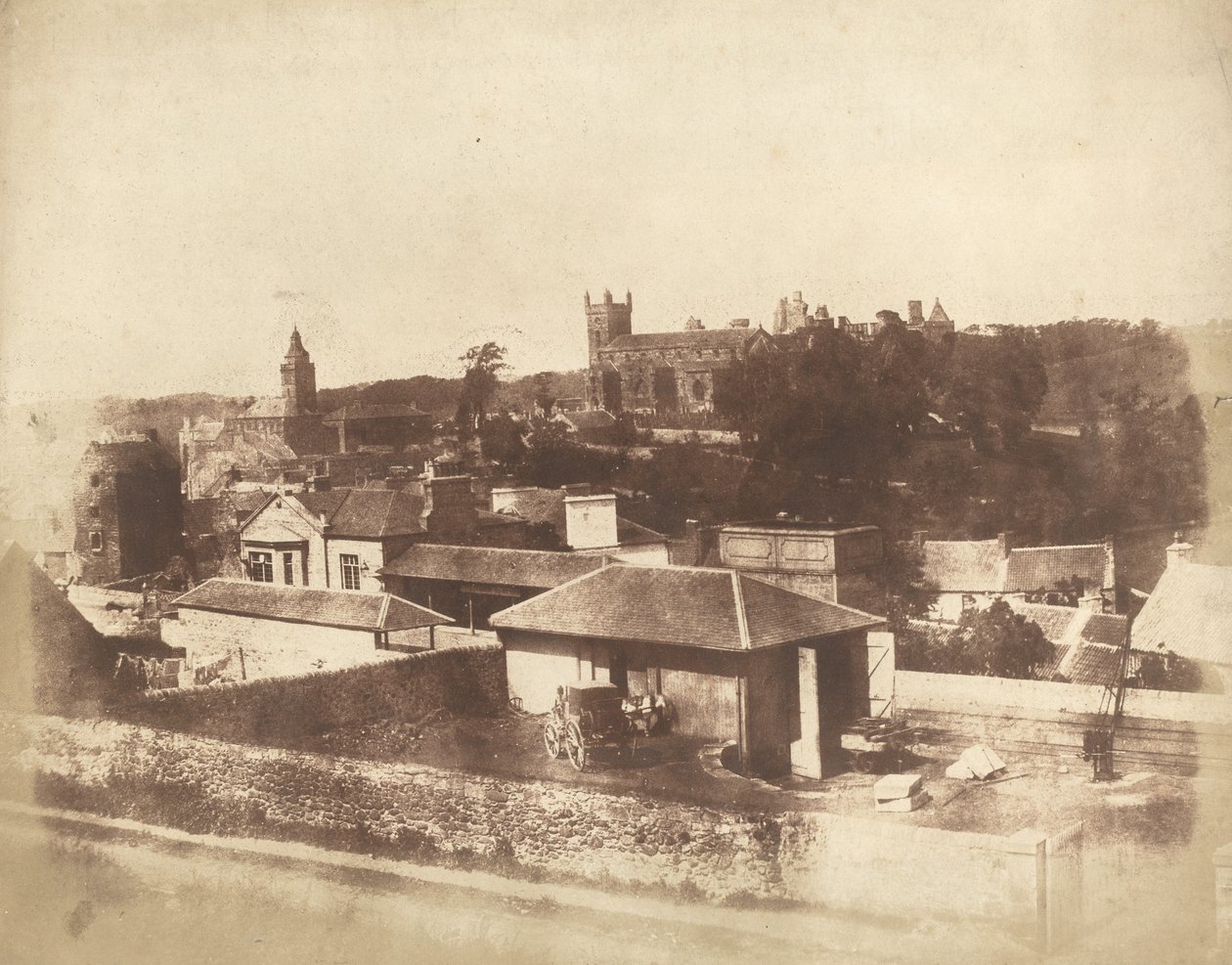 Linlithgow, från järnvägsstationen, med rådhuset, St. Mikaelskyrkan och palatset av David Octavius Hill and Robert Adamson