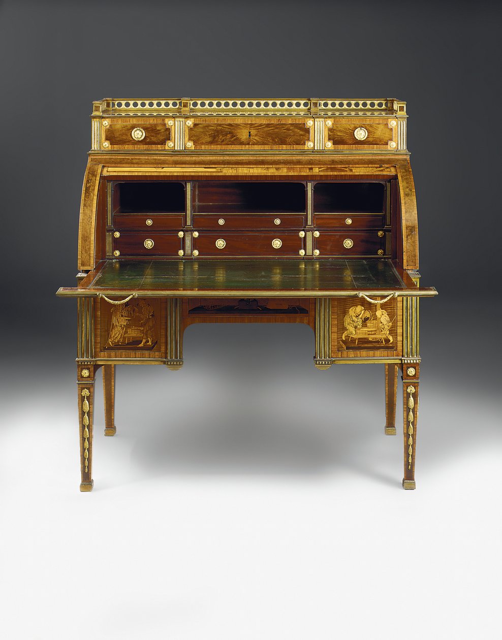 Mekanisk cylinderbyrå, fästena tillskrivna Francois Redmond, c.1777-80 (ormolu-monterad, mässingsinlagd amboyna, tulpanved, betsad platan och intarsia) (se även 486554) av David Roentgen
