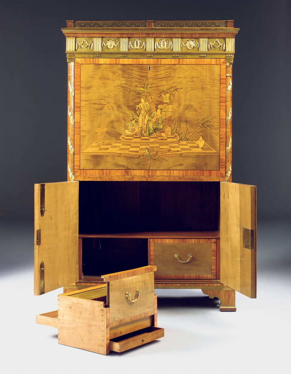 Neoclassic secretaire a batattant, ca 1775 (ormolu monterad platan, idegran idegran, betsad tulpanved och intarsia) se även 491918-19) av David Roentgen