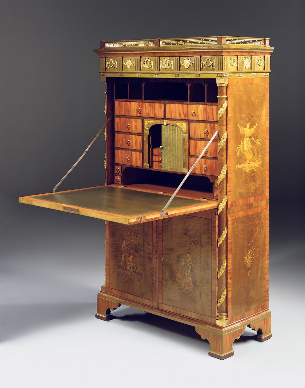 Neoclassic secretaire a batattant, c.1775 (ormolu-monterad platan, idegran, betsad tulpanved och intarsia) se även 491918-20) av David Roentgen