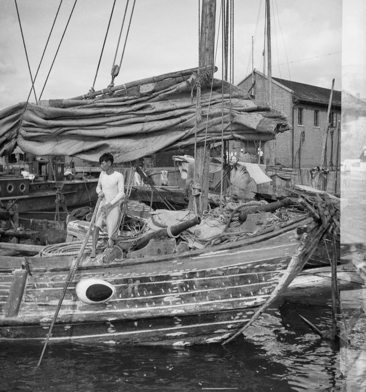 En närbild av styrbordsbågen på en skrotbåt av typen Swatow trader vid Kowloon, Hong Kong av David Watkin Waters