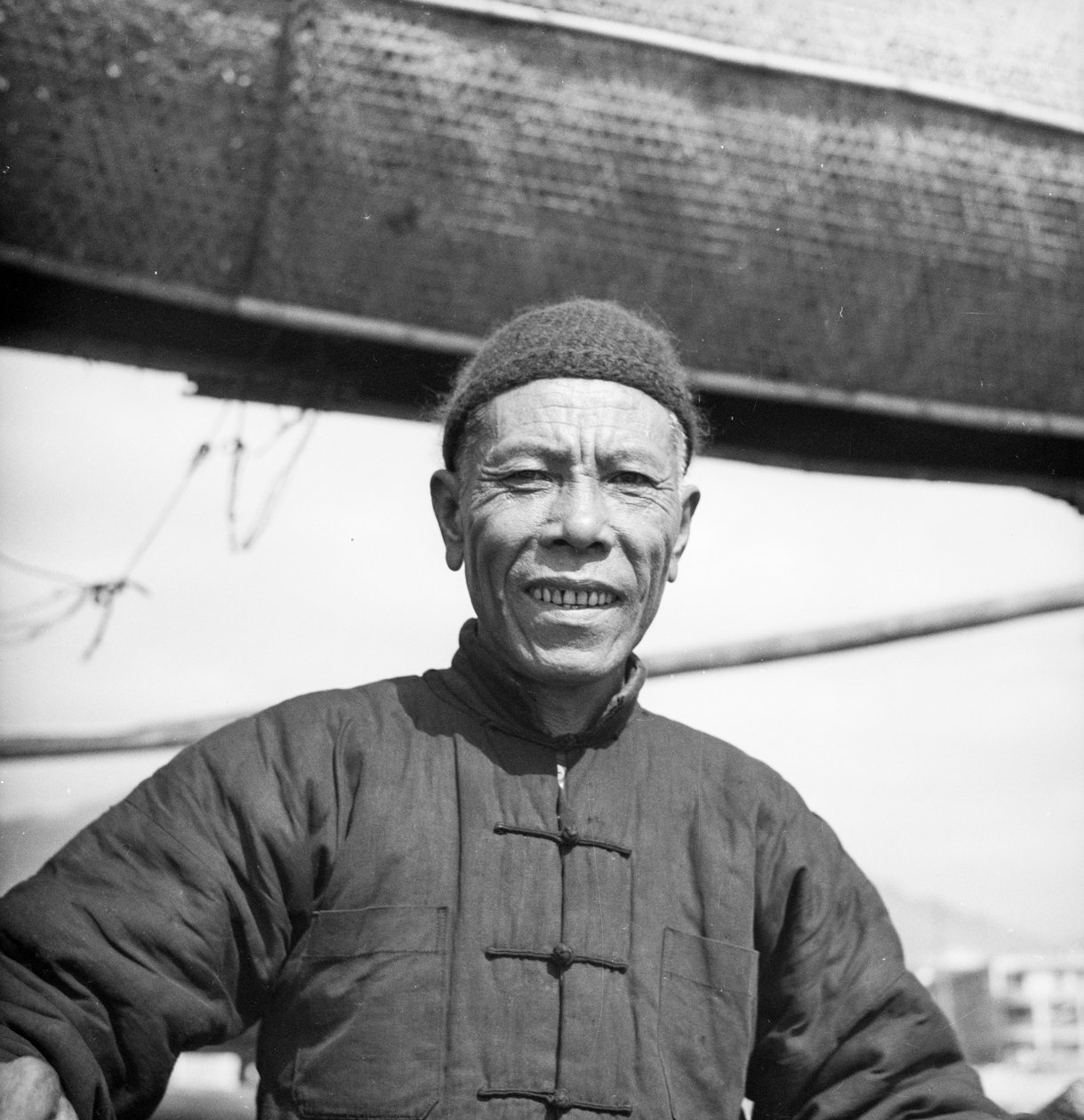 Ett porträtt av en av besättningsmännen på en saltskrot från Kanton ombord på sitt fartyg i Sham Shui Po, Hong Kong av David Watkin Waters