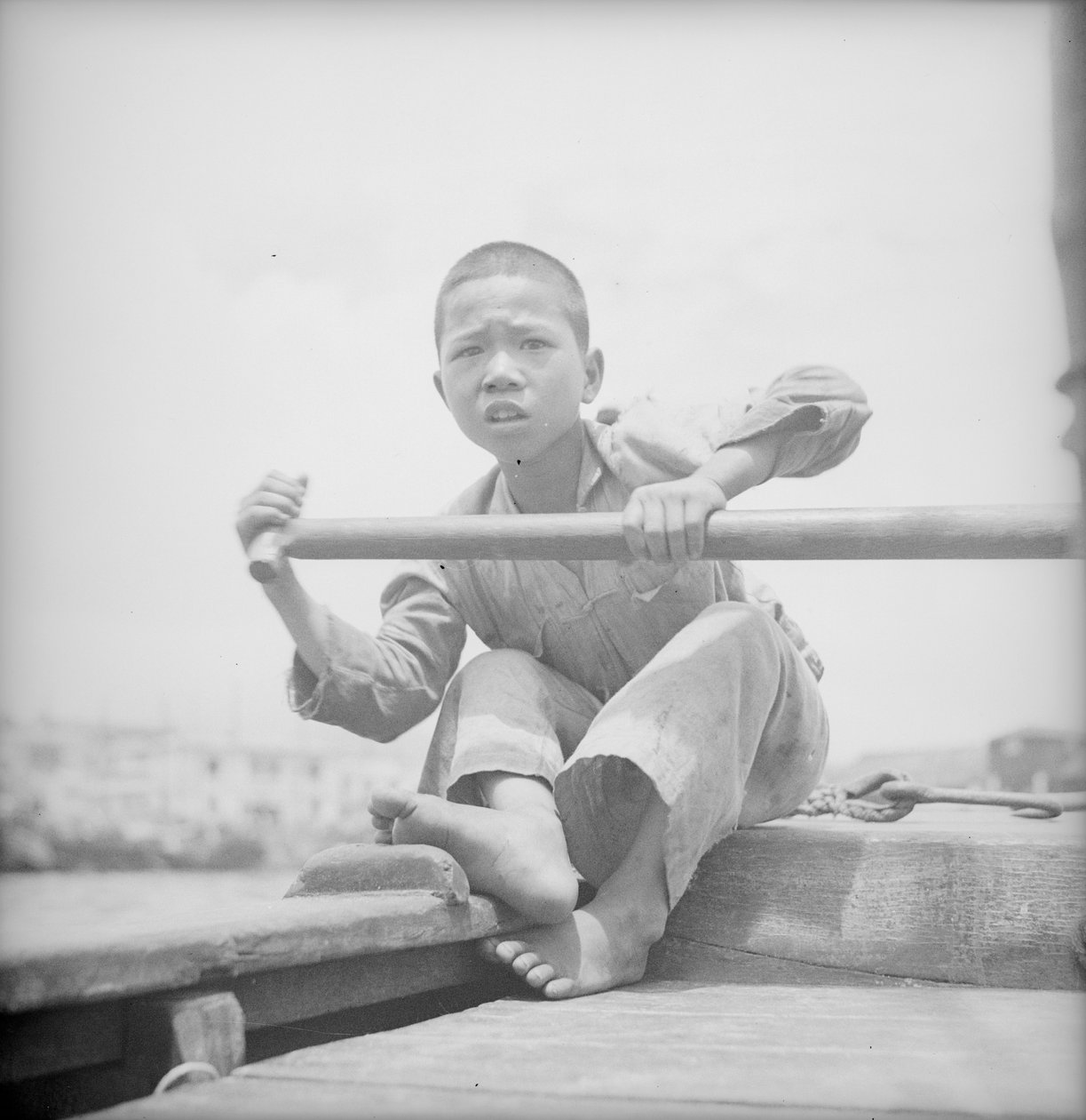 En sampanpojke vid Hong Kong av David Watkin Waters