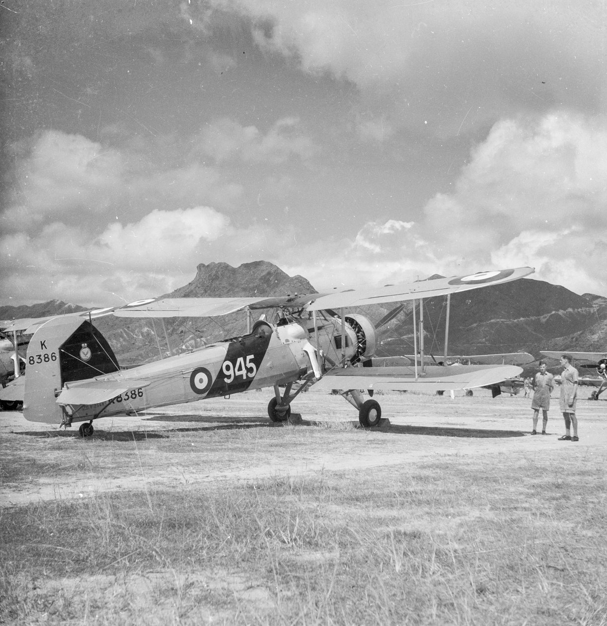 Fairey Swordfish I torpedbombare spaningsbiplan K8386, kod 945, från 824 Squadron Fleet Air Arm, på Kai Tak-flygfältet i Hongkong av David Watkin Waters