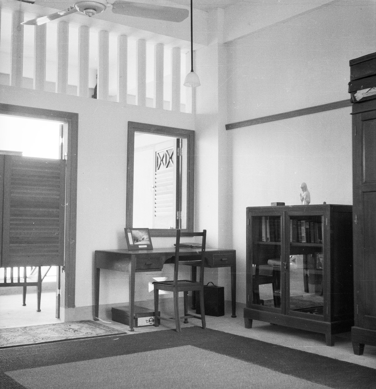 Inne i hytt nr 13 på Royal Air Force Station i Seletar, Singapore av David Watkin Waters