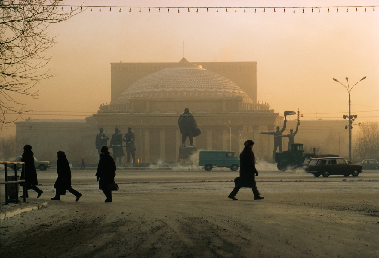 En staty av Vladimir Lenin vaktar Novosibirsk-teatern. Novosibirsk, Ryssland. av Dean Conger