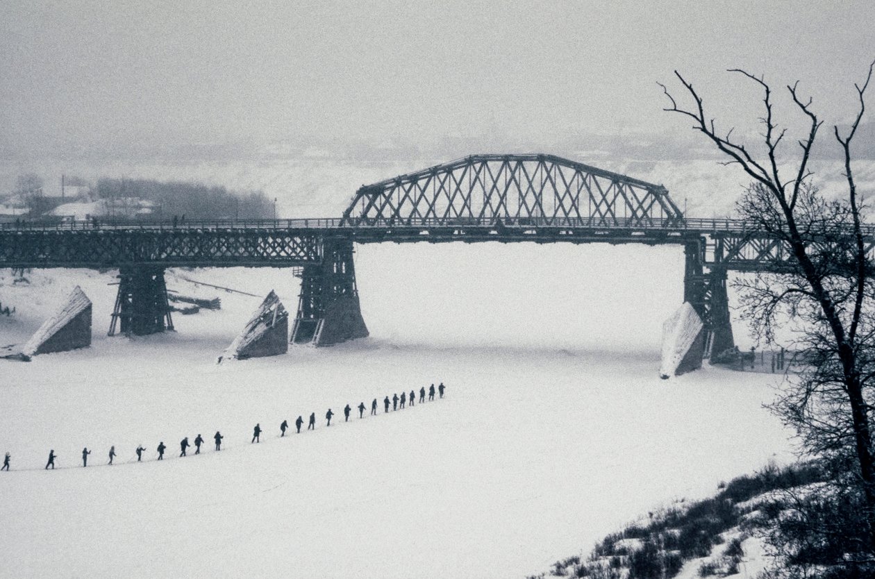 Novosibirsk, floden Ob, Sibirien, Sovjetunionen, Studenter korsar den frusna floden Ob till fots i snö, vintern 1976 (foto) av Dean Conger