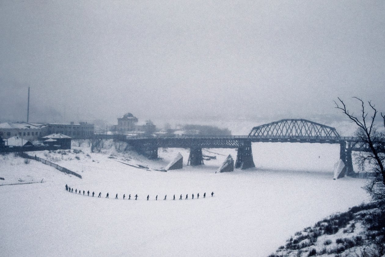 Novosibirsk, floden Ob, Sibirien, Sovjetunionen, Studenter korsar den frusna floden Ob till fots i snö, vintern 1976 (foto) av Dean Conger