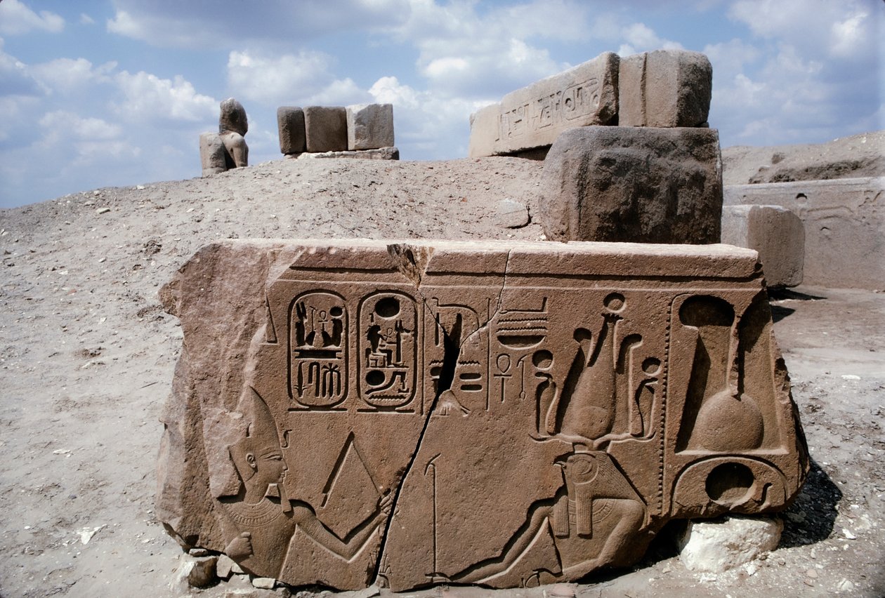 Tanis Egypten, teckningar på stenruin i den antika staden Tanis med hieroglyfer av Dean Conger