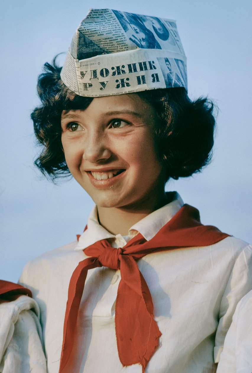 Ung flicka på pionjärläger, obligatorisk ungdomsorganisation, för sovjetisk indoktrinering, KHABAROVSK, USSR av Dean Conger
