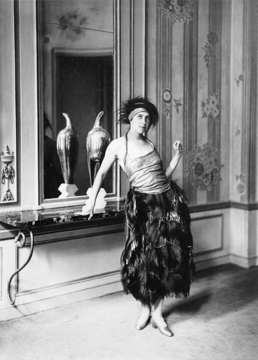 Madame Poiret i en klänning av Paul Poiret (1879-1944) 1919 (bw foto) av Delphi Studio