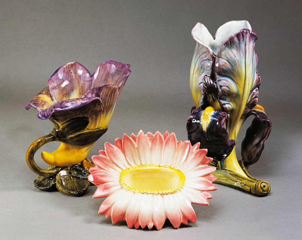 Convolvulus-formad vas, tusensköna-formad cachepot och irisformad vas, ca 1900, av Delphin Massier (1836-1907), jugendstil, barbotinkeramik, tillverkad i Vallauris. Frankrike, 1900-talet. av Delphin Massier
