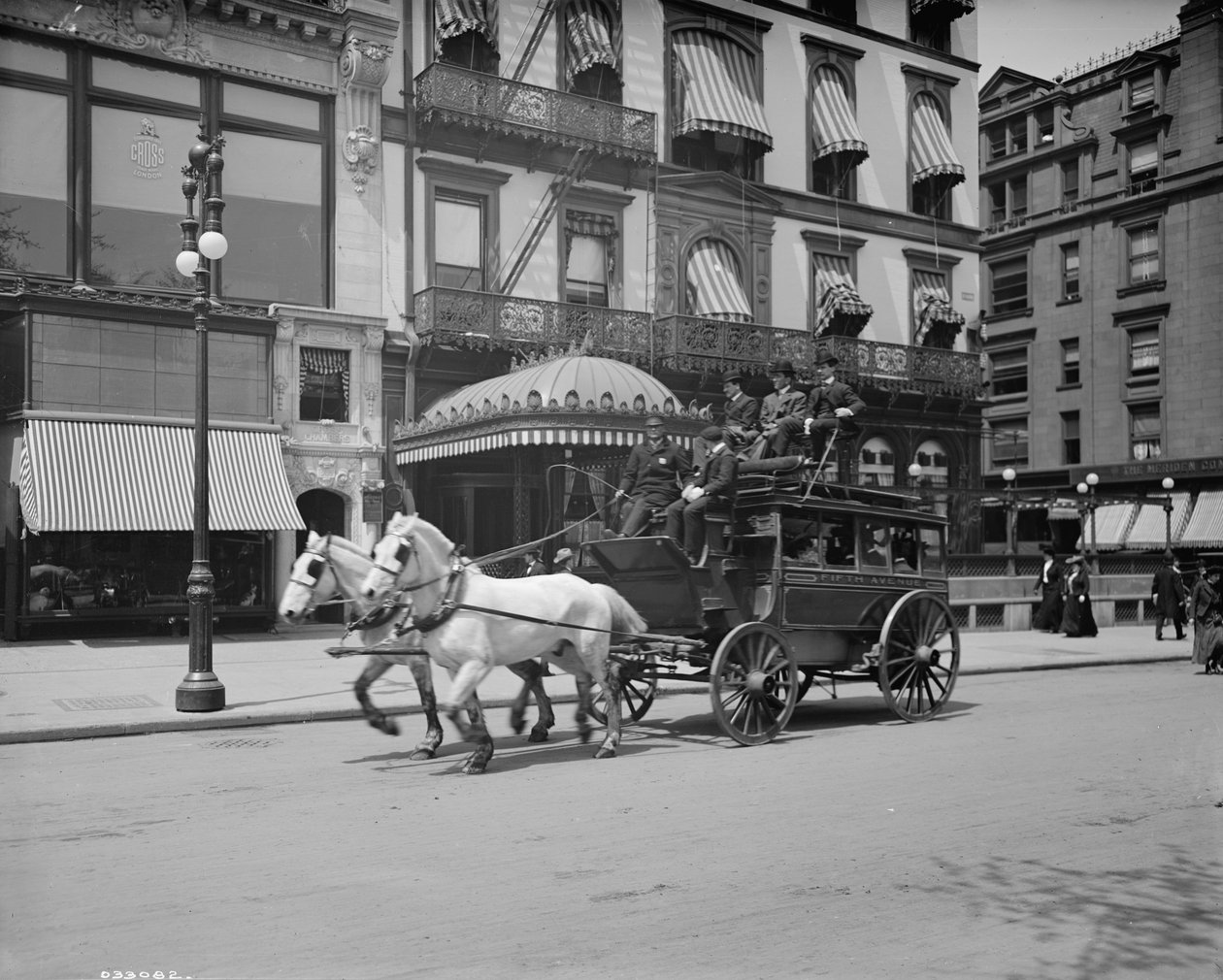 En scen på 5th Ave, New York, N.Y., ca 1900-10 av Detroit Publishing Co.