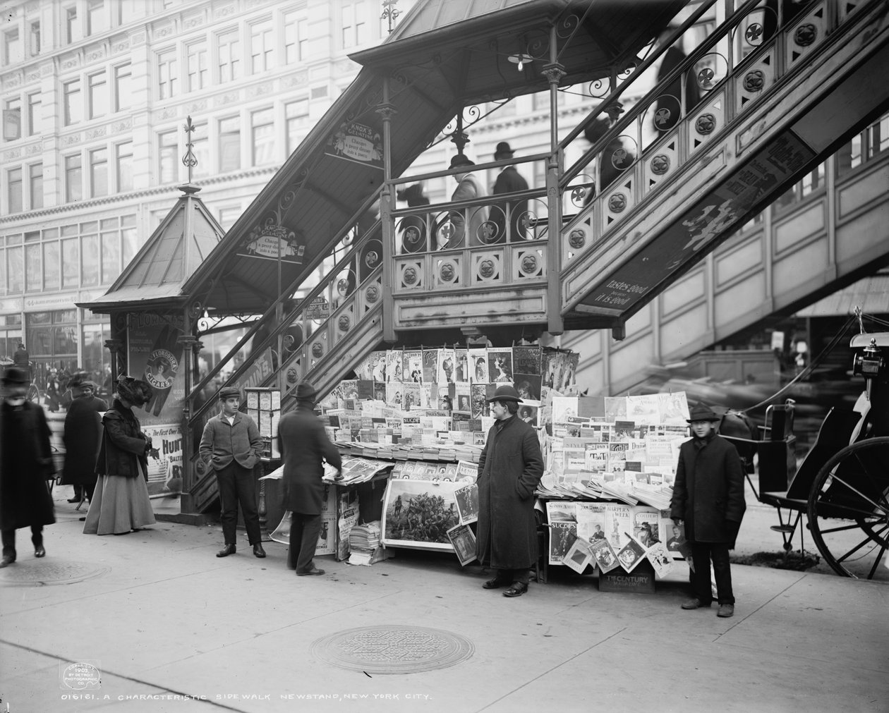 En karaktäristisk tidningskiosk, New York City, ca 1903 av Detroit Publishing Co.