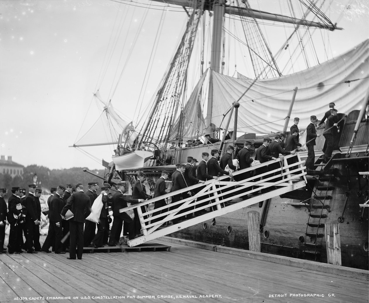 Kadetter som ger sig ut på U.S.S. Konstellation för sommarkryssning, U.S. Naval Academy, Annapolis, Maryland, ca 1890-1901 av Detroit Publishing Co.