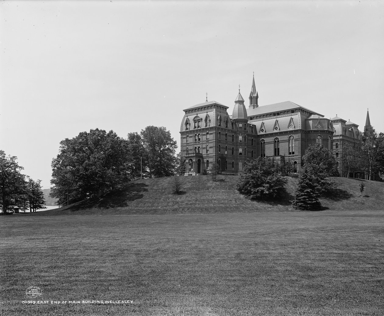 Östra delen av huvudbyggnaden, Wellesley College, Massachusetts, ca 1900 av Detroit Publishing Co.