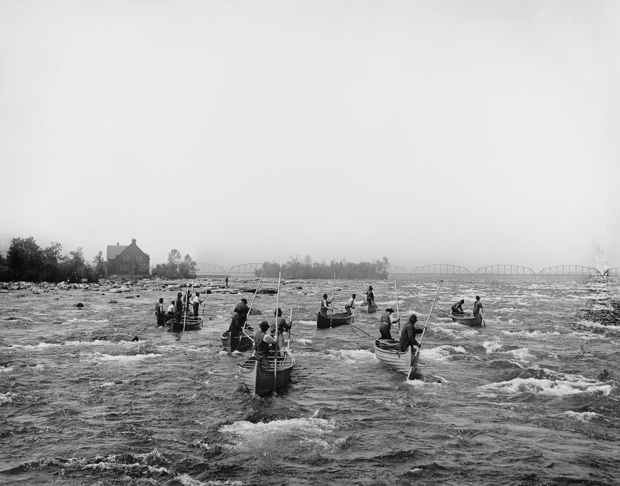 Indianer som fiskar i forsen, Sault Ste. Marie, Michigan, ca 1900 av Detroit Publishing Co.