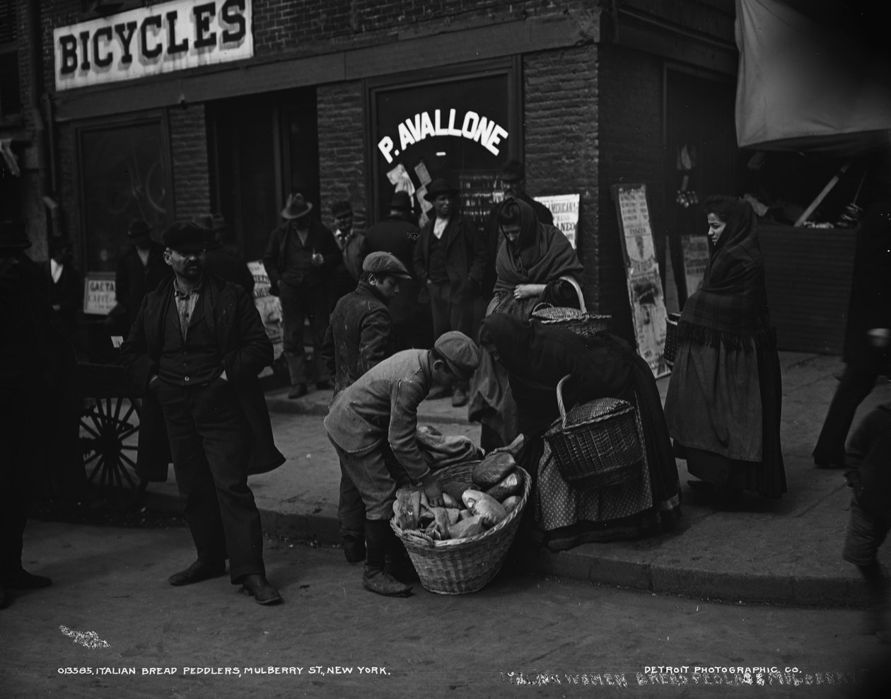 Italienska brödförsäljare, Mulberry St., New York, omkring 1900. av Detroit Publishing Co.