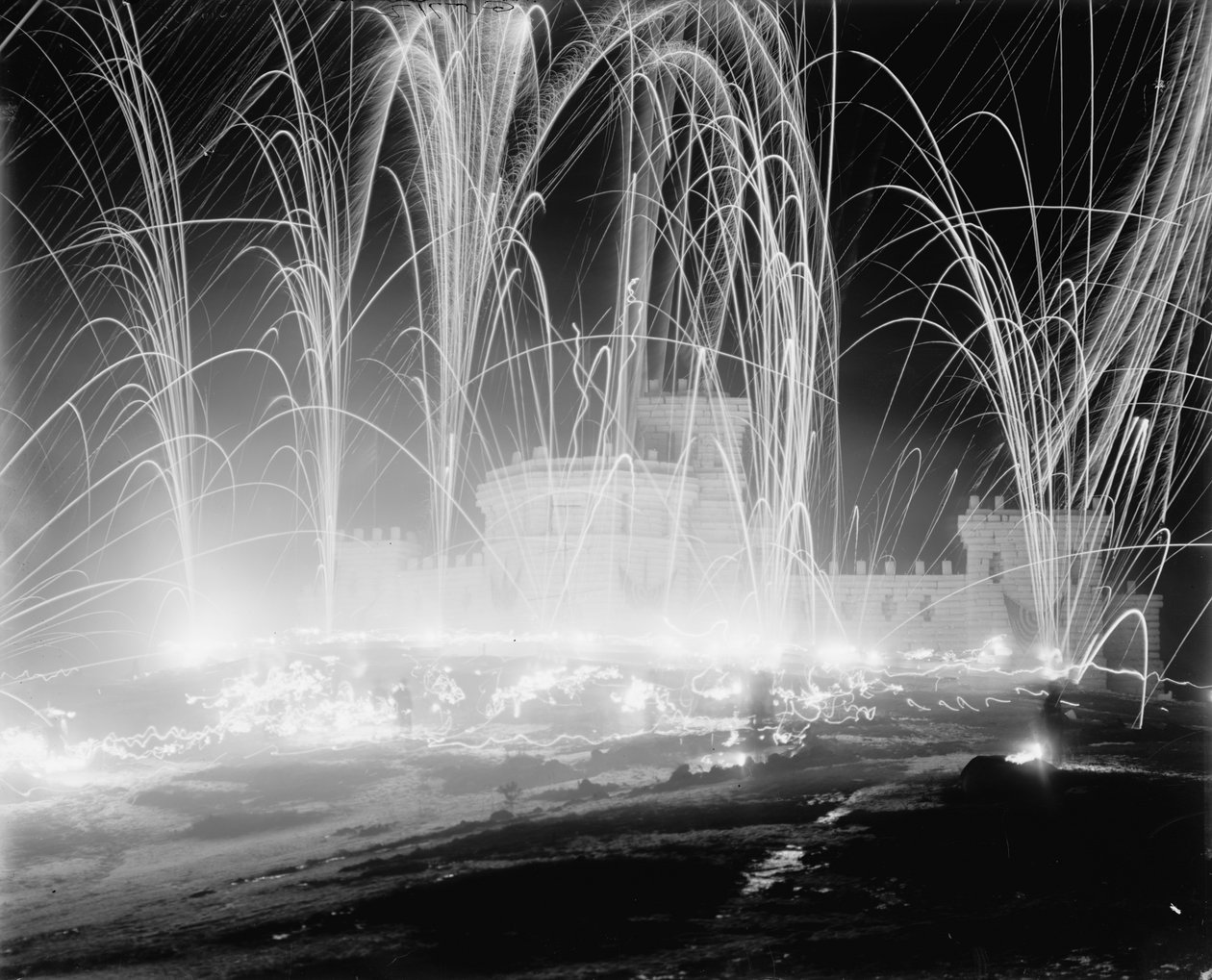 Midvinterkarneval, stormar fästningen, Upper Saranac Lake, N.Y., 1909 av Detroit Publishing Co.