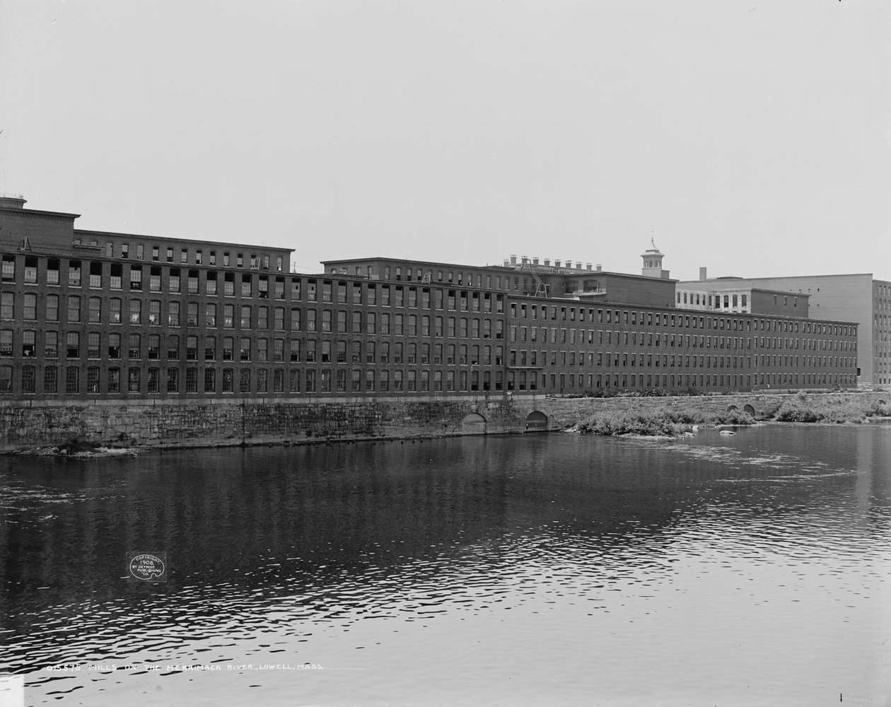 Mills on the Merrimack River, Lowell, Massachusetts, c.1908 av Detroit Publishing Co.