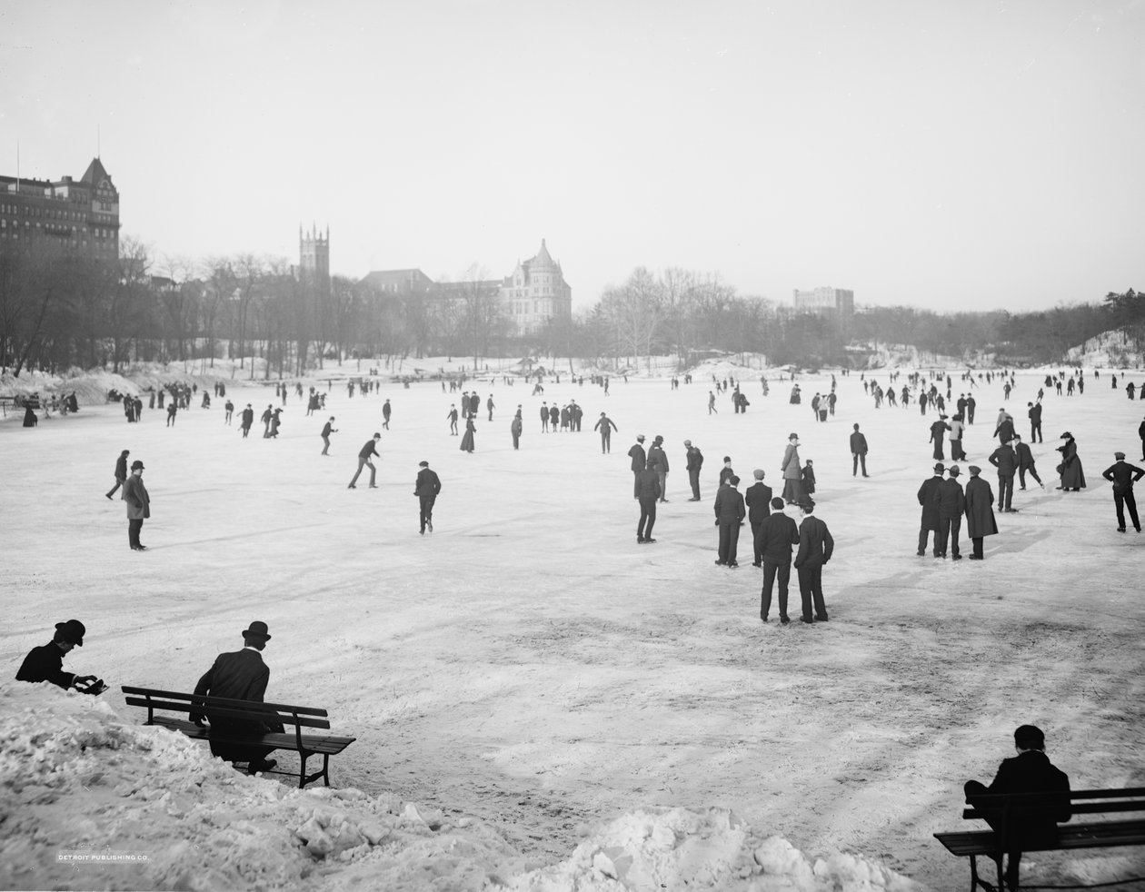 Skridskoåkning i Central Park, New York, ca 1900-06 av Detroit Publishing Co.
