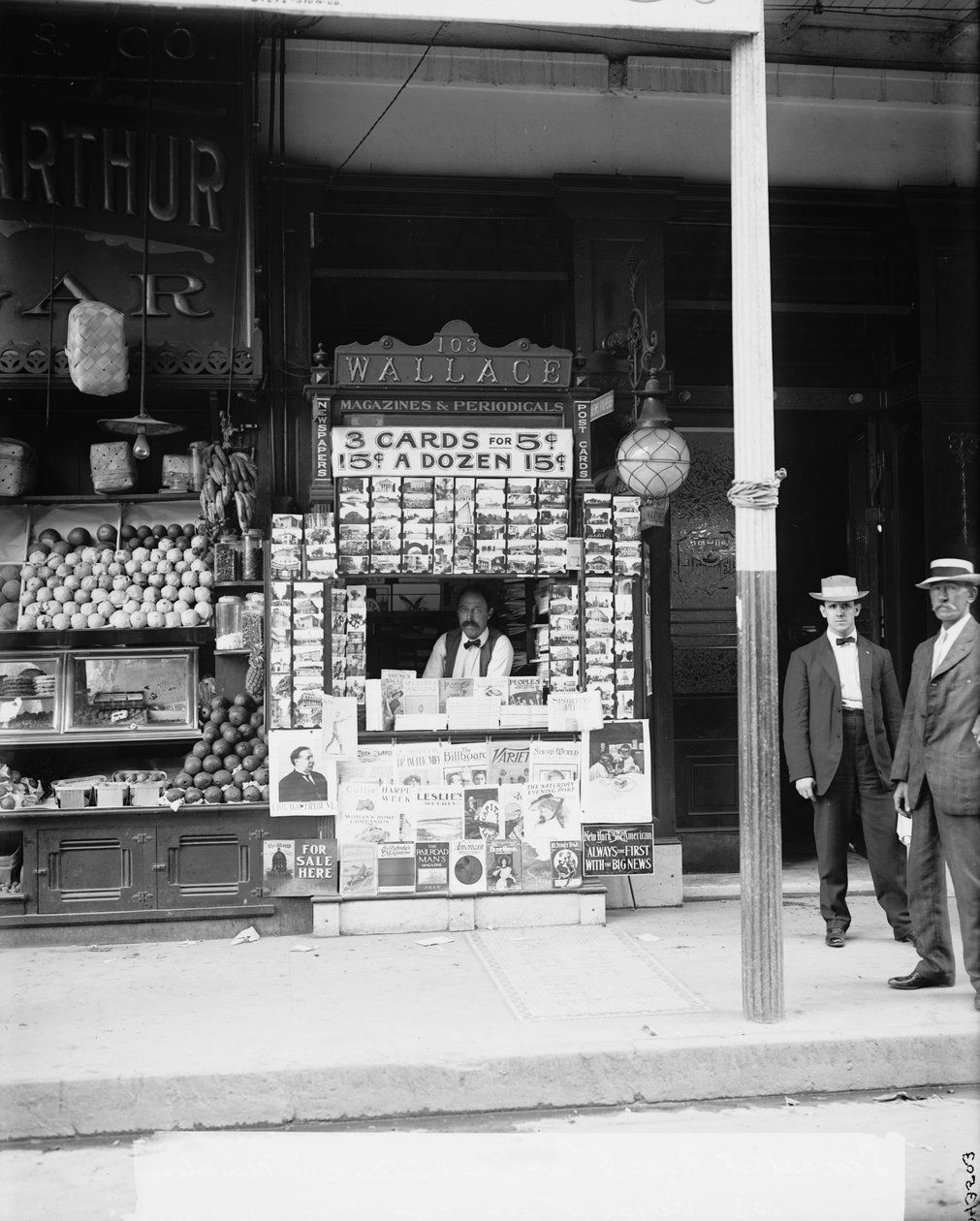 Lägsta nyhets- och vykortsstället i New Orleans, La., 103 Royal Street, ca 1900-15 av Detroit Publishing Co.