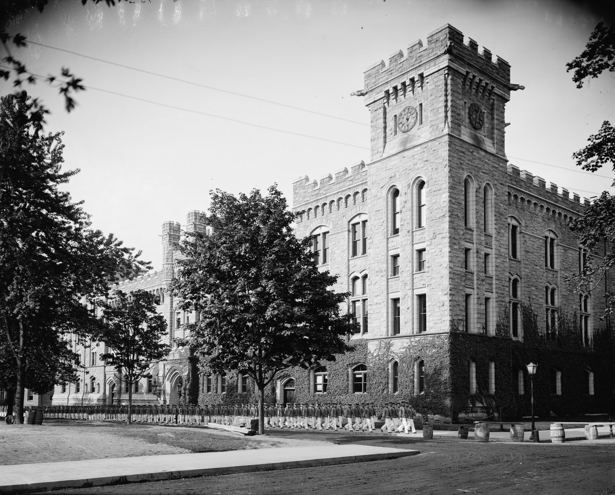 The Academic Building, kadetter som återvänder från röran, West Point, N.Y., ca 1900-15 av Detroit Publishing Co.