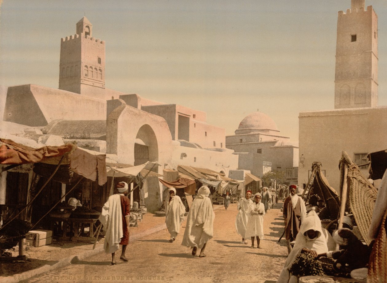 A Mosque in the Principal Street, Kairwan, Tunisien, ca 1899 (fotomekaniskt tryck) av Detroit Photographic Co.