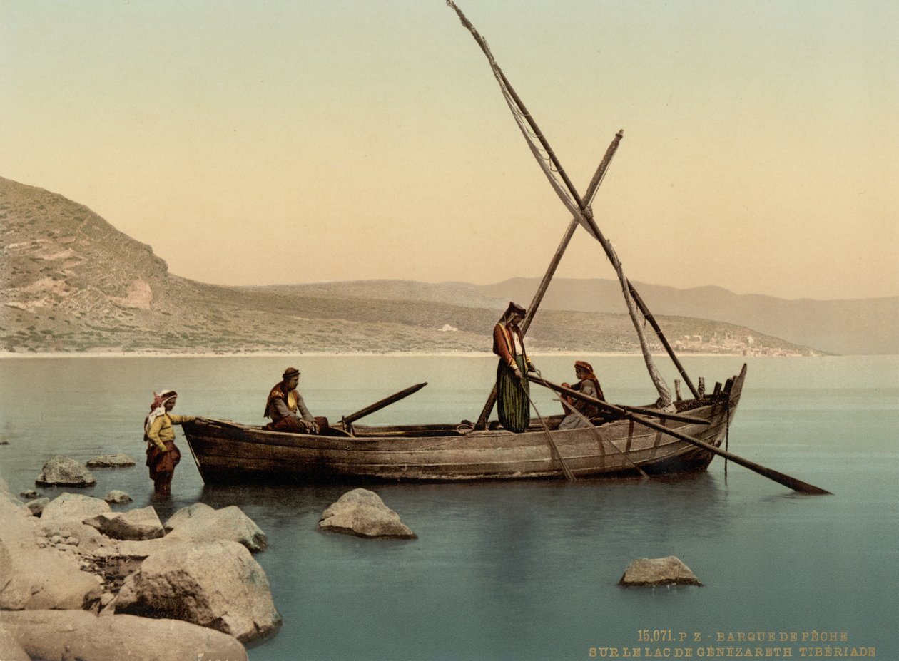Fiskares båt på sjön, Tiberias, Heliga landet, ca 1890-1900 (fotokromtryck) av Detroit Photographic Co.
