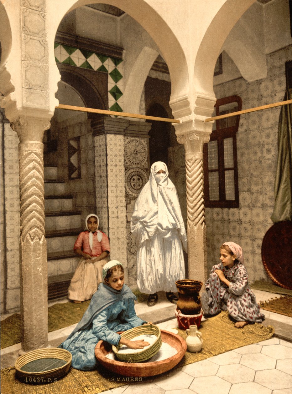 Moriska kvinnor som förbereder couscous på en innergård, Alger, Algeriet, ca 1899 (fotomekaniskt tryck) av Detroit Photographic Co.