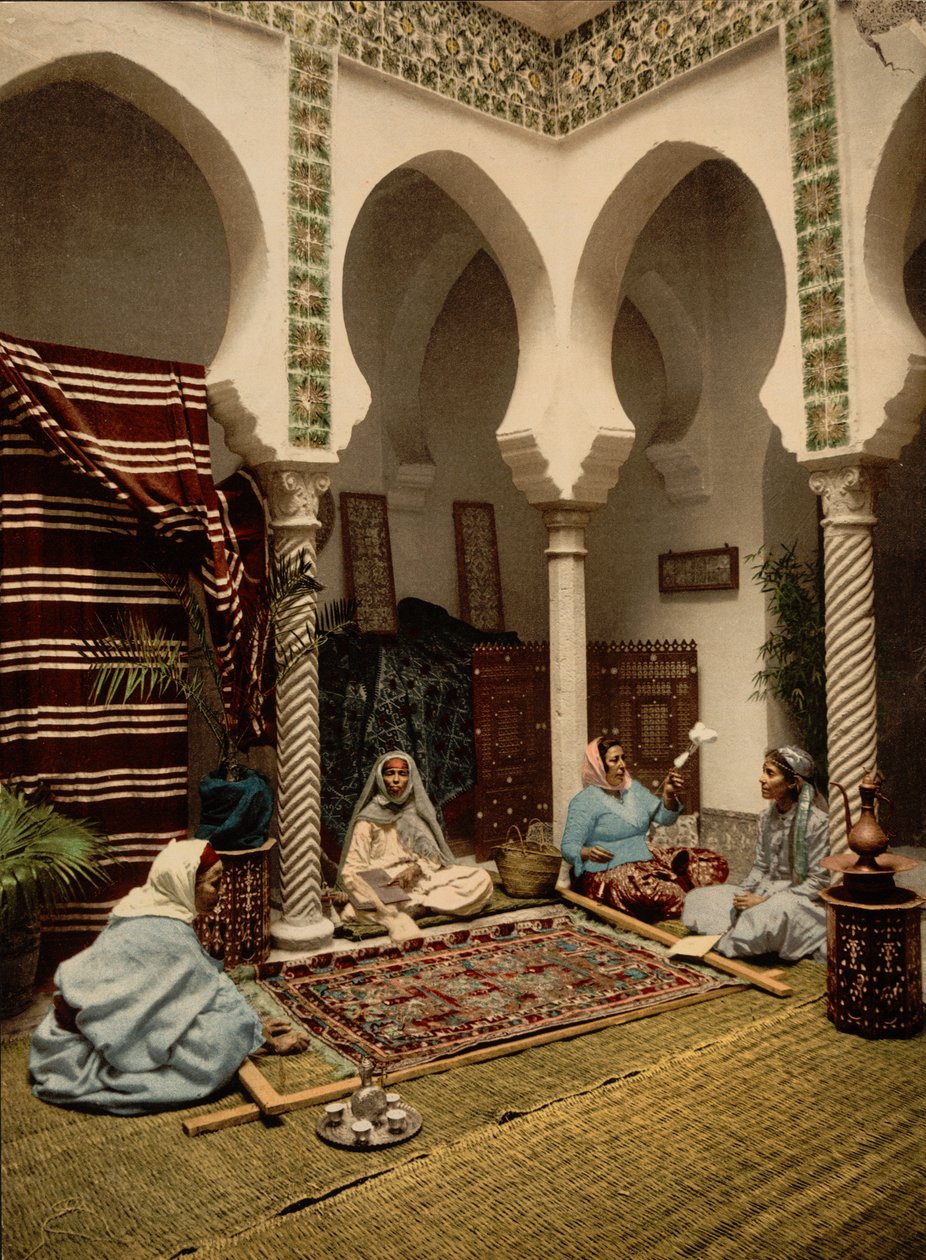Moriska kvinnor som tillverkar arabiska mattor, Alger, Algeriet, ca 1899 (fotomekaniskt tryck) av Detroit Photographic Co.